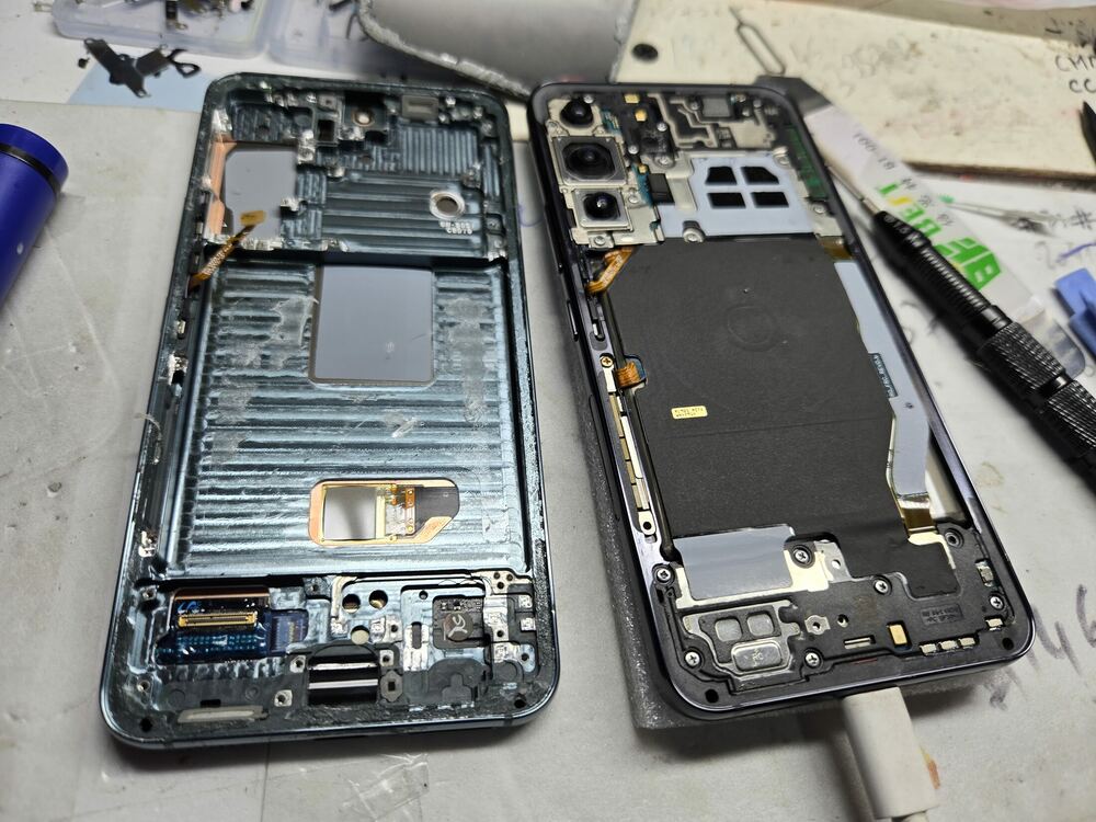 Galaxy S22 ouvert à l'atelier : ancien châssis à gauche, nouveau châssis complet à droite