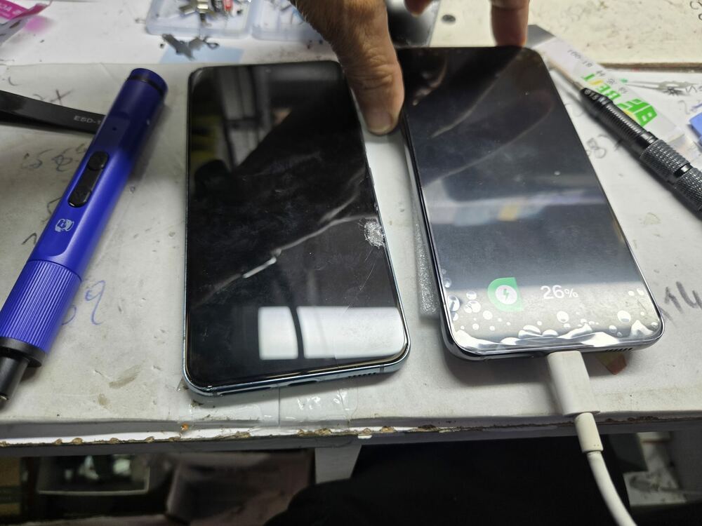 Galaxy S22 : écran cassé d'origine à gauche, téléphone remonté sur châssis neuf et rallumé à droite
