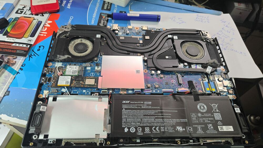 PC portable Acer ouvert avant nettoyage : ventilateurs et radiateurs pleins de poussière